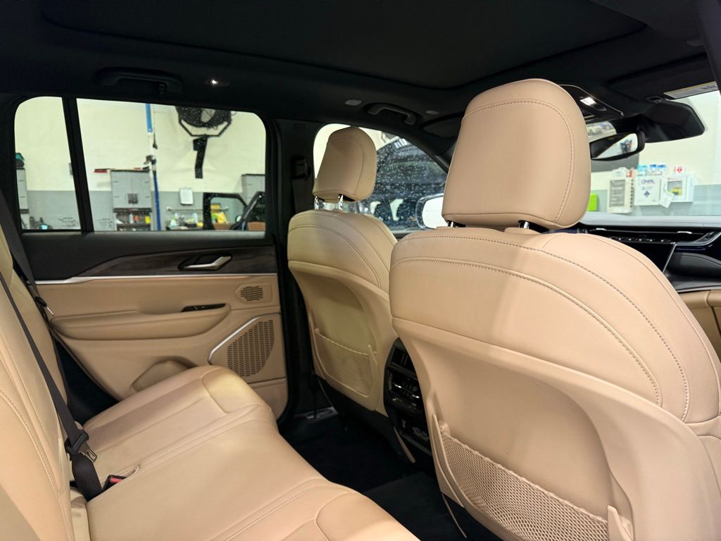 Thumbnail: 2022 Jeep Grand Cherokee - 24