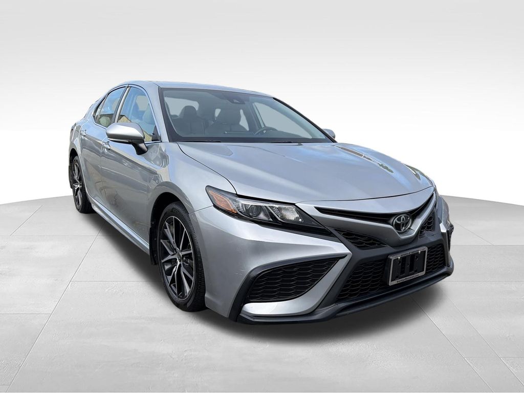2024 Toyota Camry Plata (Celestial Silver Metallic) Sedán Tracción en las cuatro ruedas 8 velocidades Automática