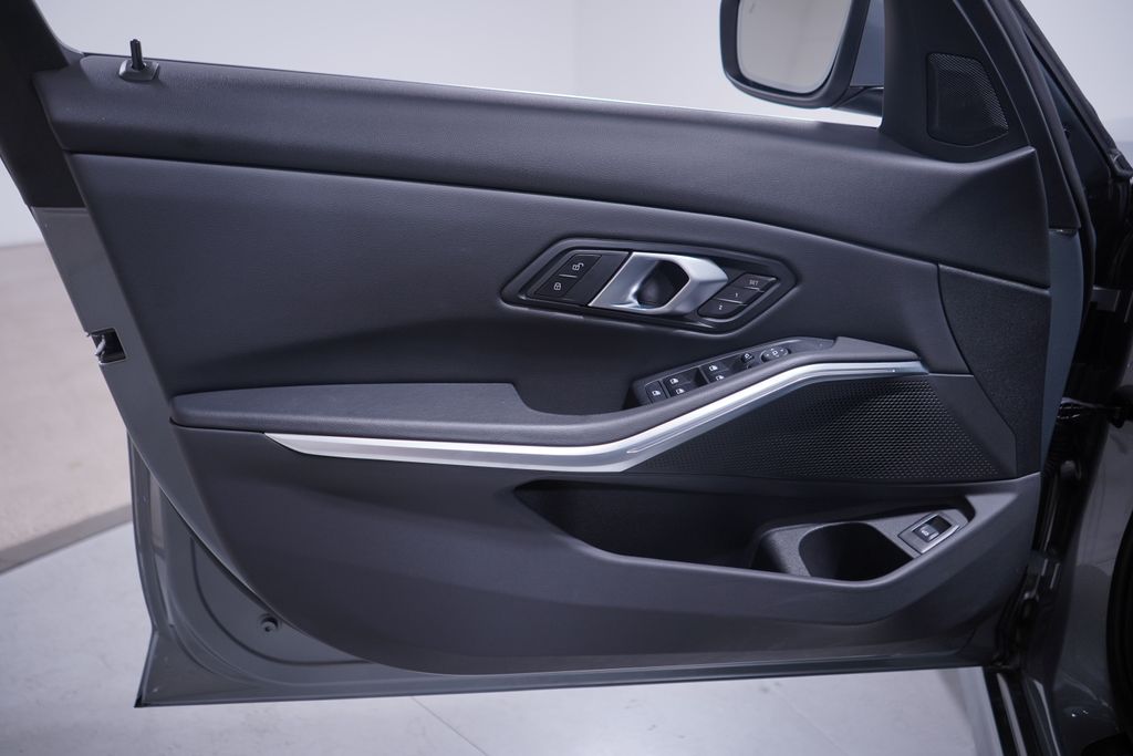 Thumbnail: 2025 BMW 3 Series - 16