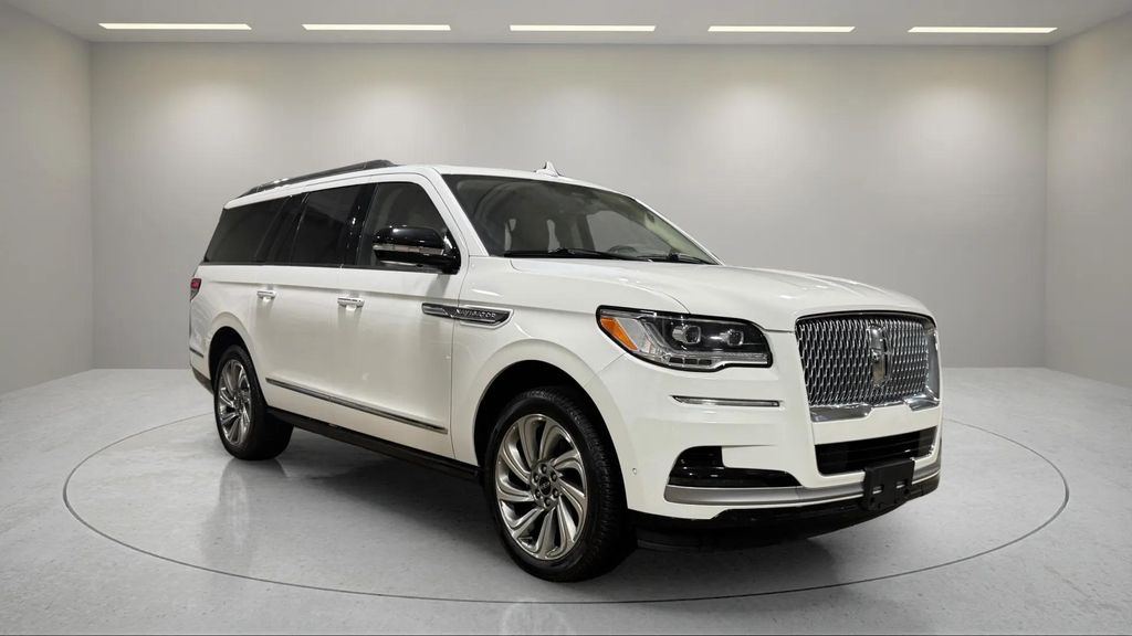 Pristine White Metallic Tri-Coat 2022 Lincoln Navigator SUV / Crossover Four-Wheel Drive Automatic