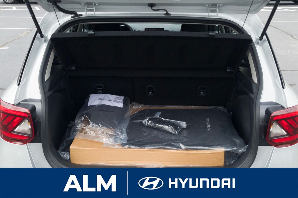 2026 Hyundai Venue SE photo 4