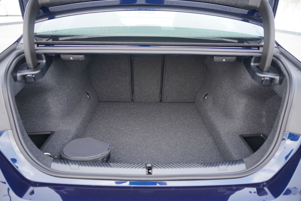 Thumbnail: 2026 BMW 5 Series - 21