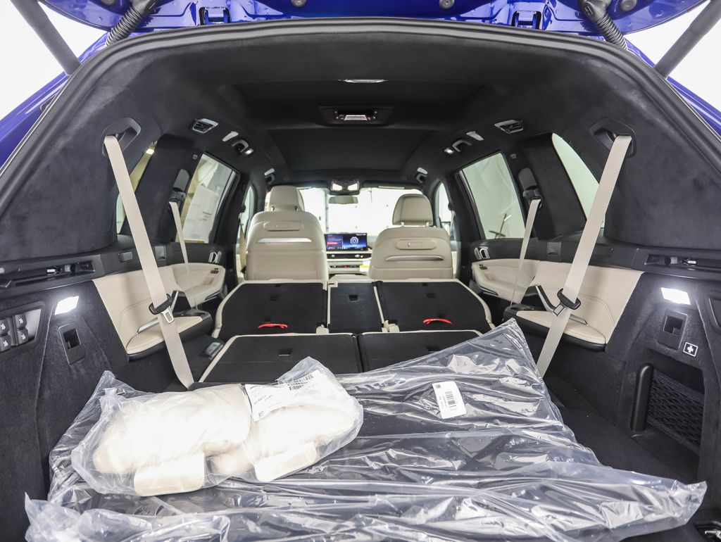 Thumbnail: 2026 BMW X7 - 30