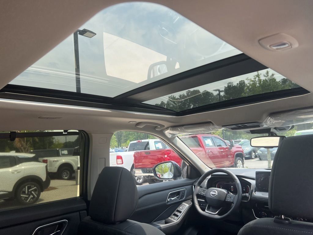 2025 Everest White Pearl/Super Black Nissan Rogue Platinum FWD SUV