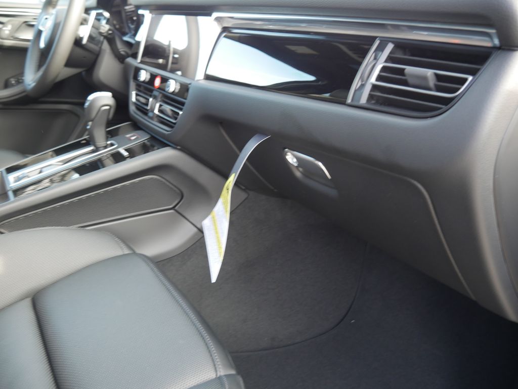 Thumbnail: 2026 Porsche Macan - 30