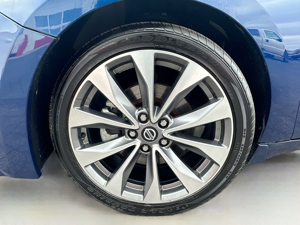 Used 2021 Blue Nissan Platinum image 33