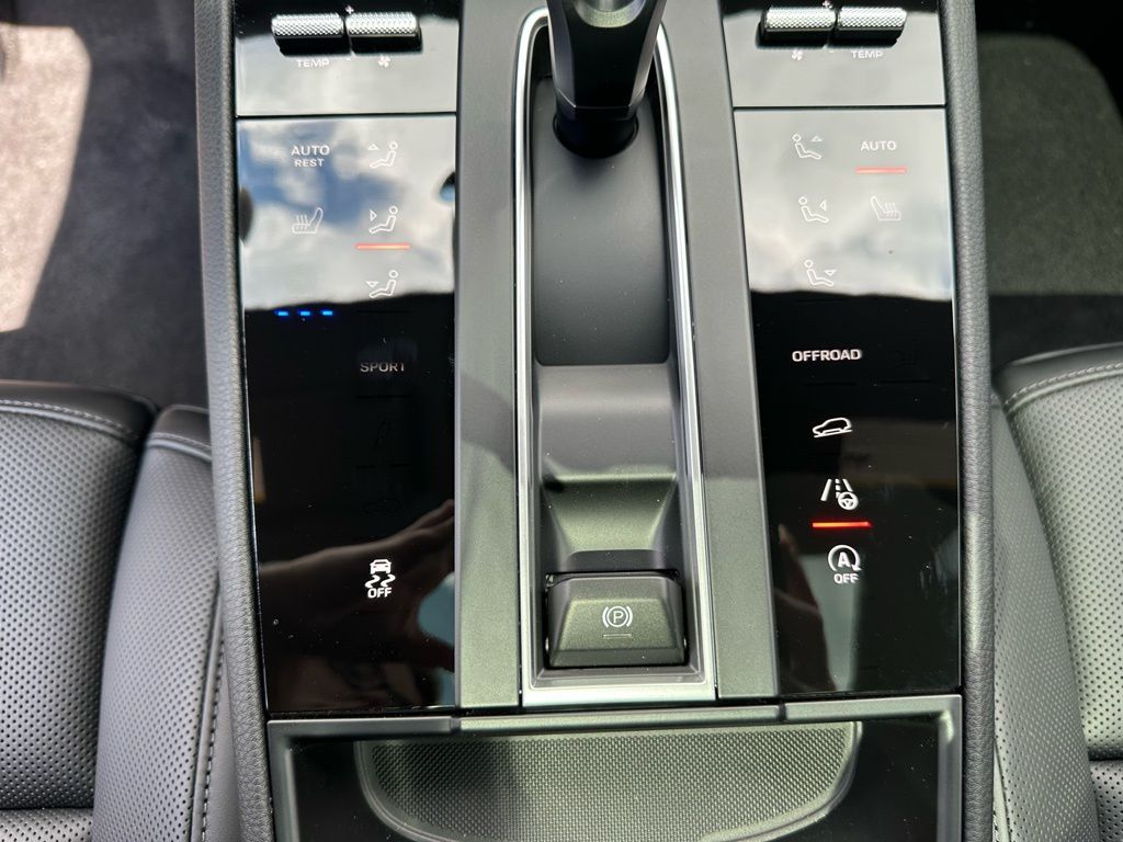 Thumbnail: 2026 Porsche Macan - 27