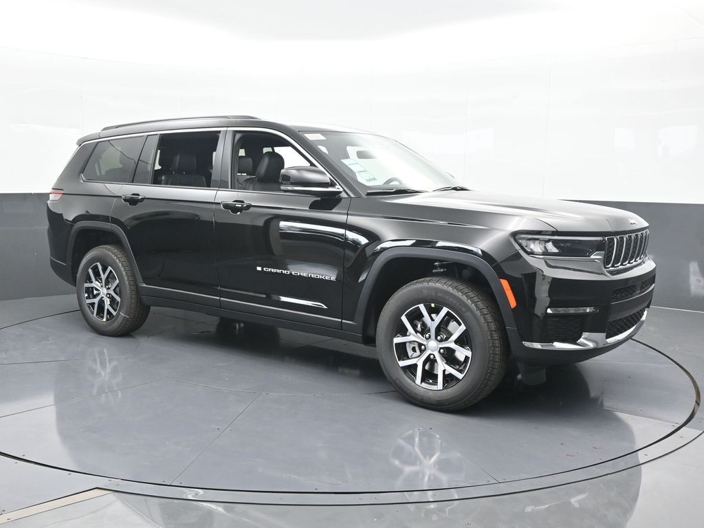 Used 2025 Diamond Black Crystal Pearlcoat Jeep Limited image 8