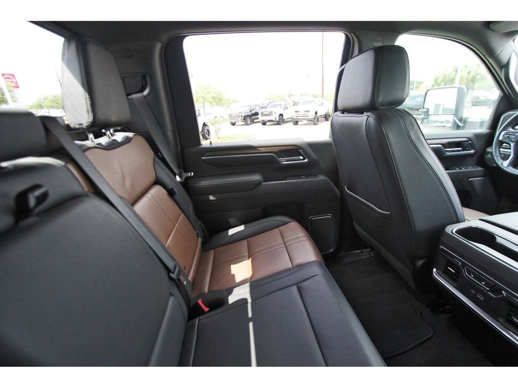 2025 Chevrolet Silverado 3500HD High Country - 9