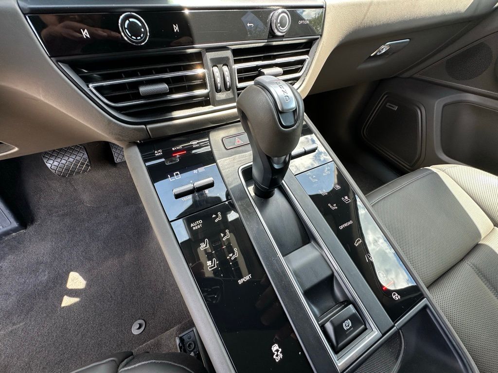 2022 Porsche Macan  22