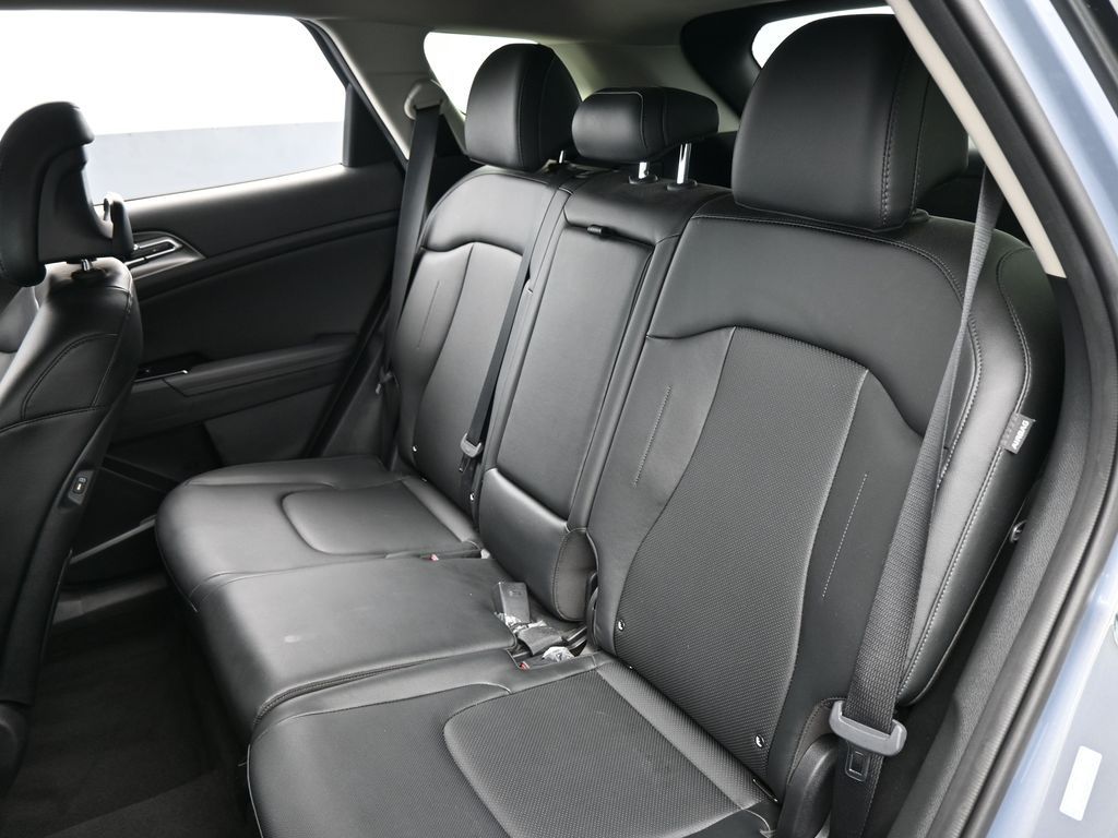 Used 2025 Everlasting Silver Kia EX image 39