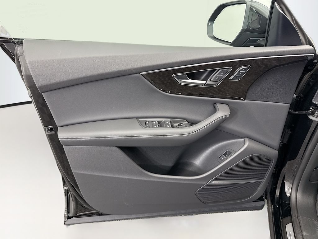 Thumbnail: 2026 Audi Q8 - 24