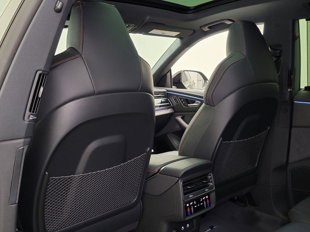 Thumbnail: 2026 Audi RS Q8 - 24