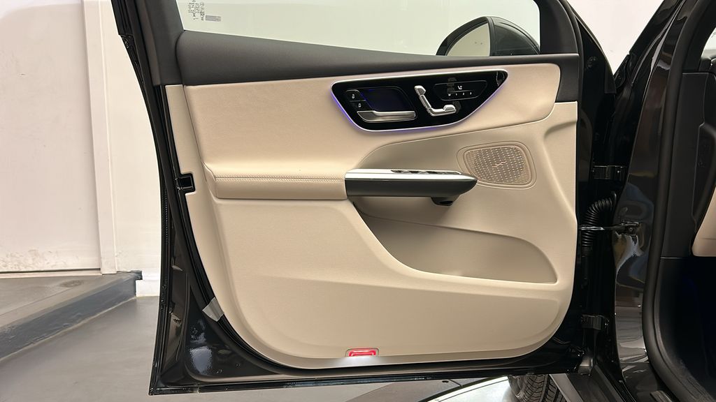 2025 Mercedes-Benz GLC 300 11