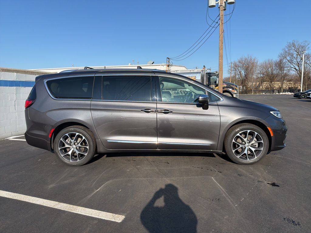 Thumbnail: 2021 Chrysler Pacifica - 6