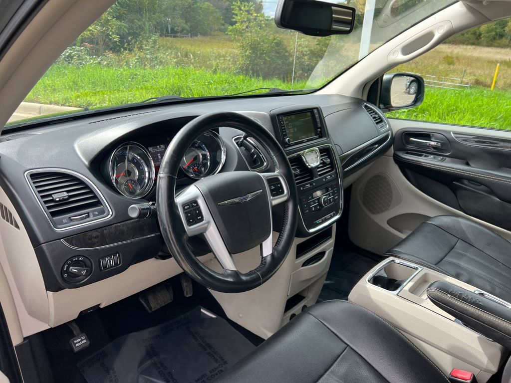 2014 Chrysler Town & Country Touring-L 9