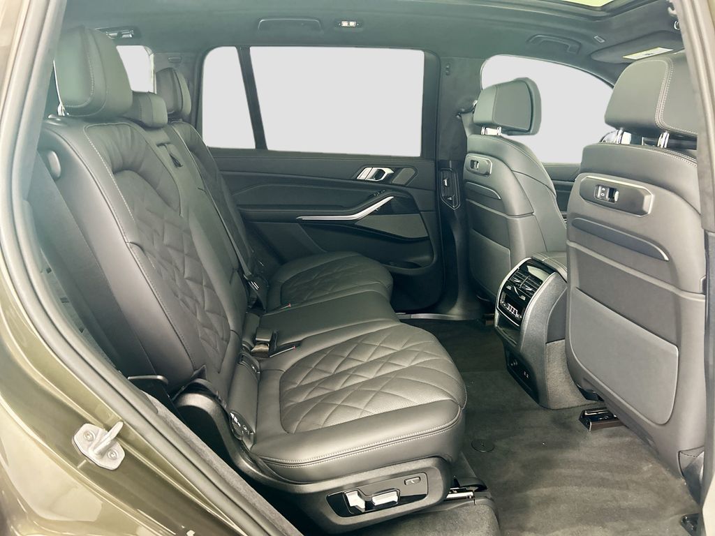 Thumbnail: 2027 BMW X7 - 21