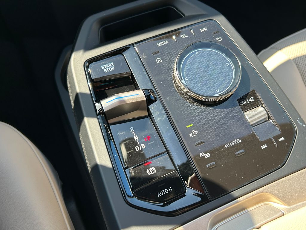 2025 BMW iX xDrive50 28