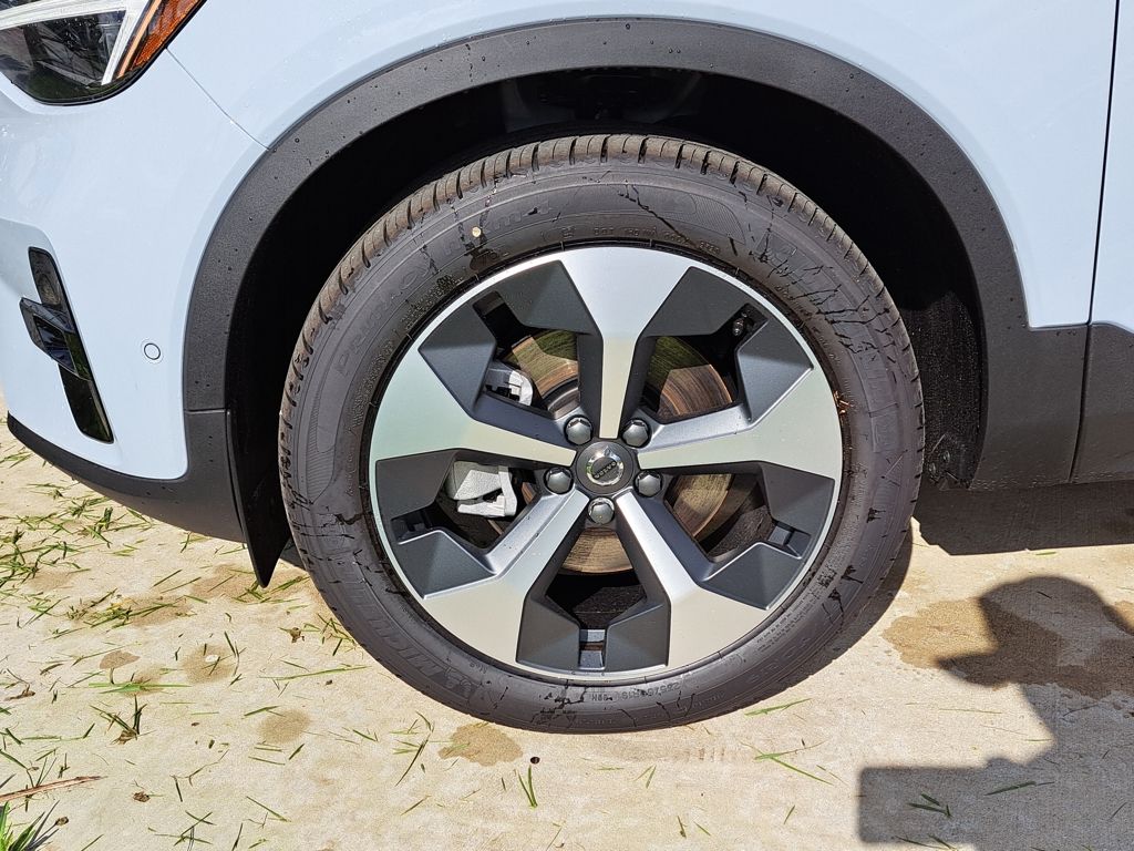 2026 Volvo XC40 Plus - Photo 3