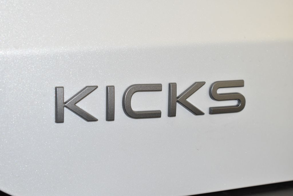 2025 Nissan Kicks SR 9