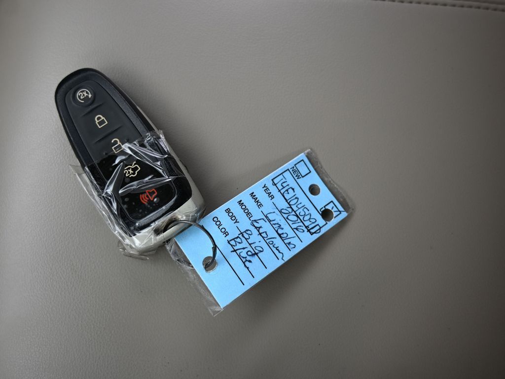 Used 2016 Midnight Lincoln Select image 21