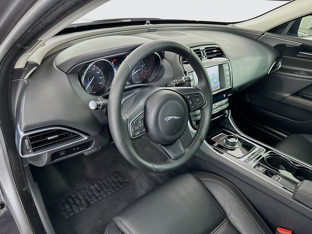 2017 Jaguar XE Prestige 9