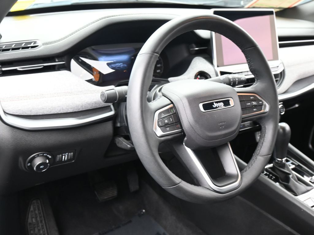 Used 2024 Diamond Black Crystal Pearlcoat Jeep Latitude Lux image 15