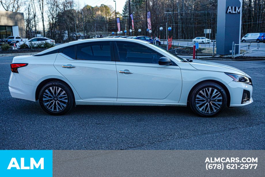 Used 2025 White Nissan 2.5 SV image 9