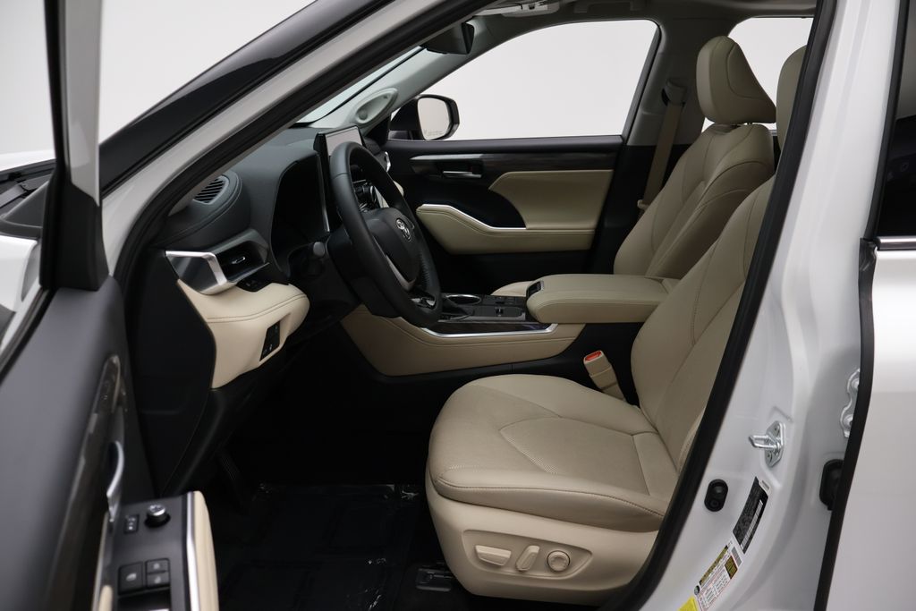 Thumbnail: 2024 Toyota Highlander - 14