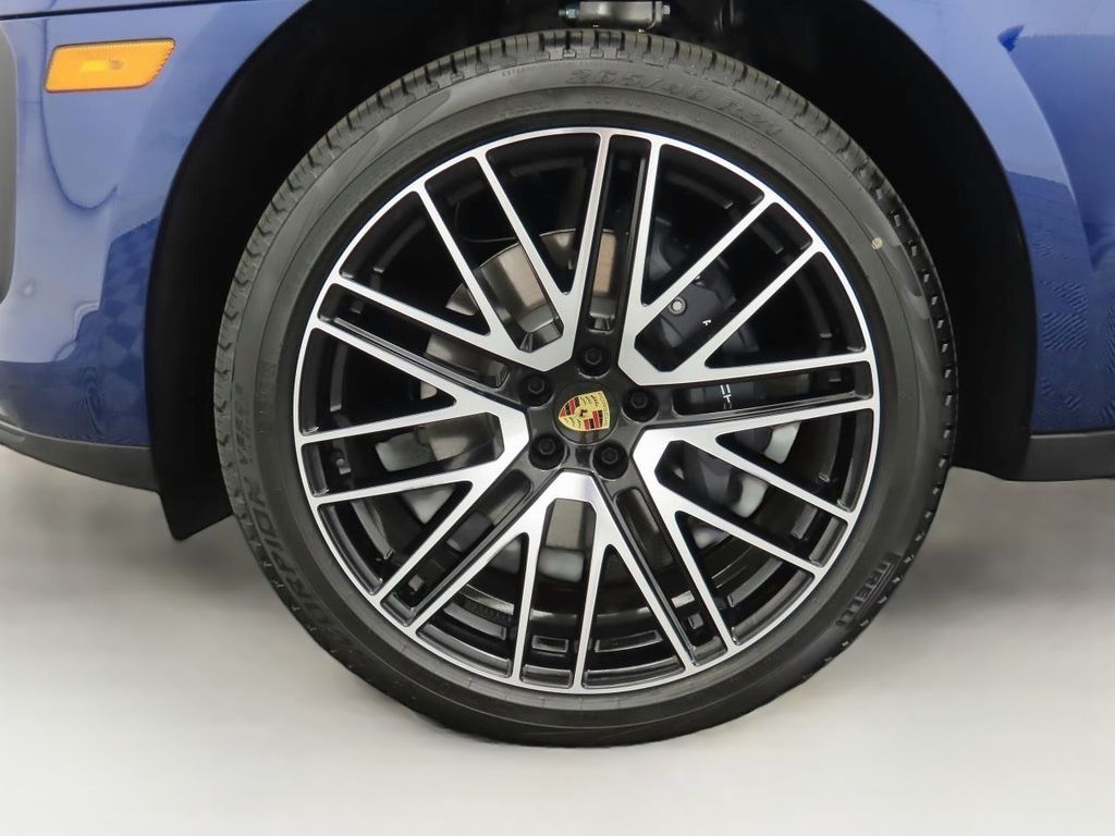 Thumbnail: 2025 Porsche Macan - 32