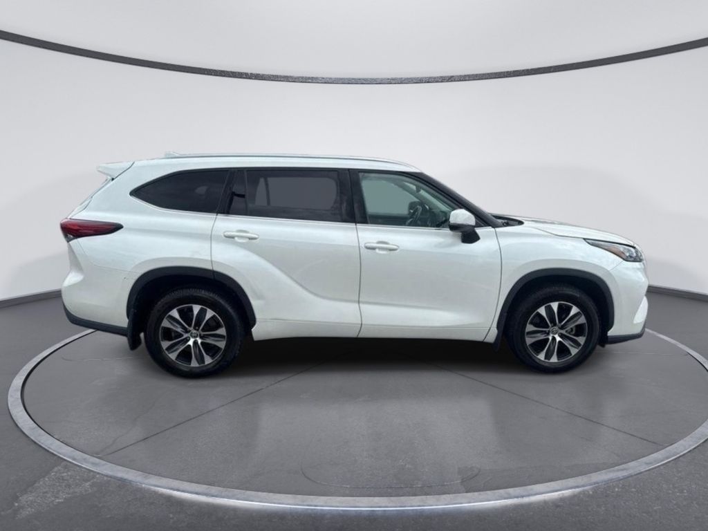Used 2020 White Toyota XLE image 8