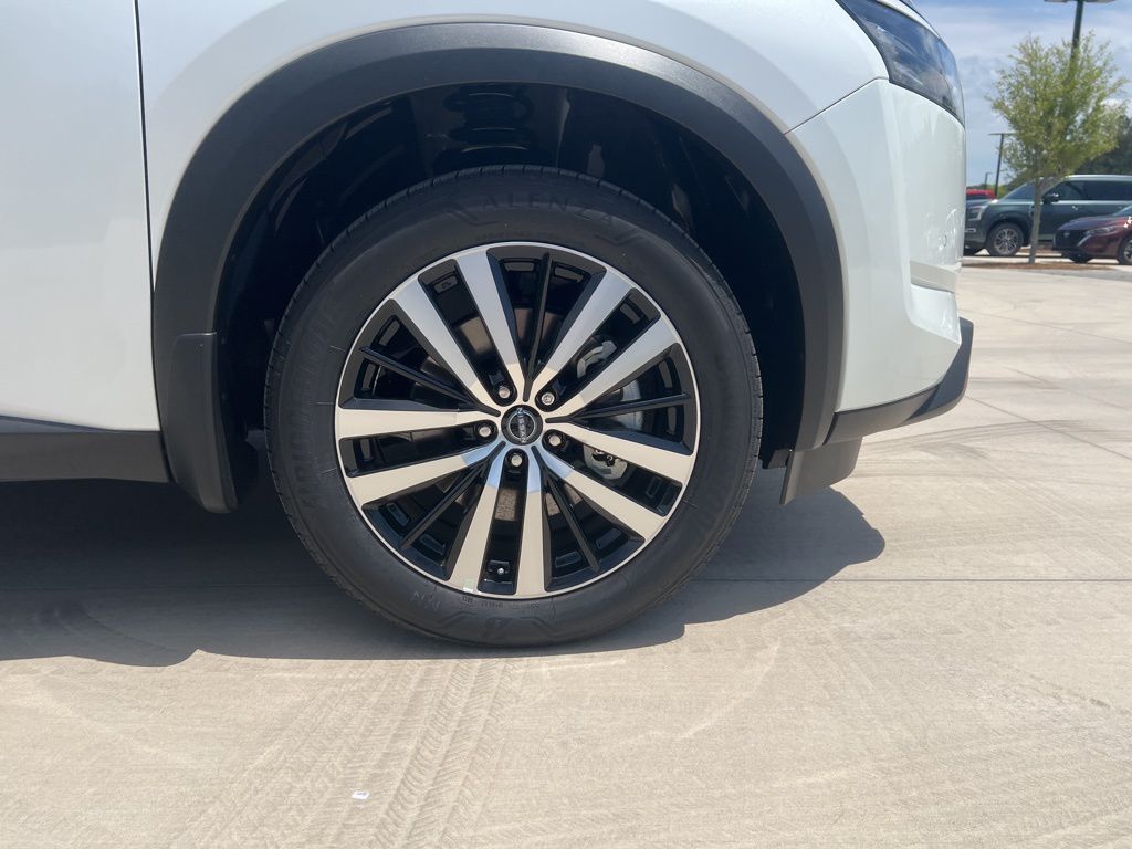 2025 Everest White Pearl Tricoat Nissan Pathfinder Platinum 4X4 SUV
