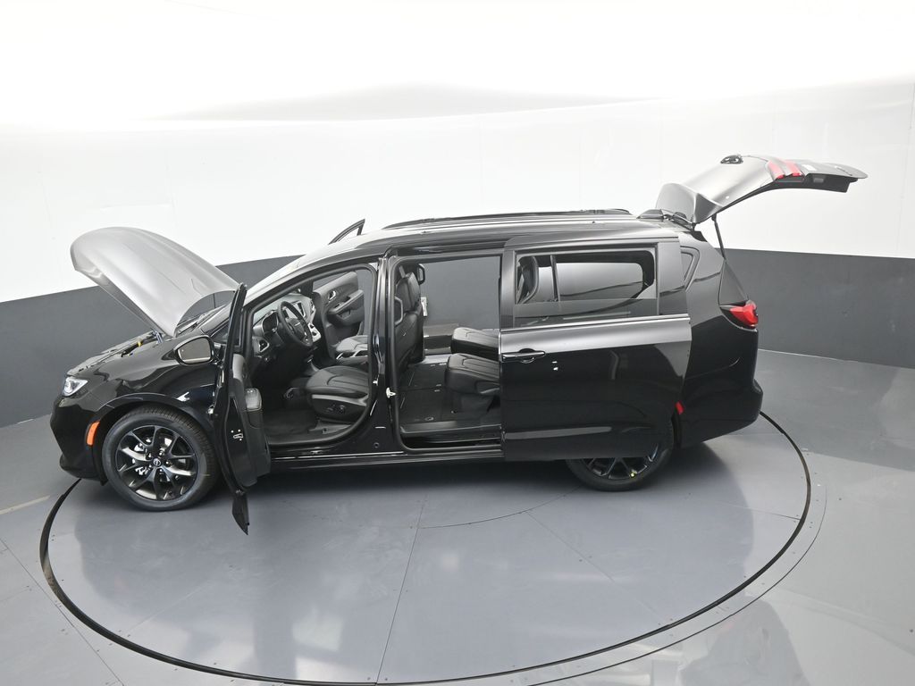 New 2026 Diamond Black Crystal Pearlcoat Chrysler Select image 65