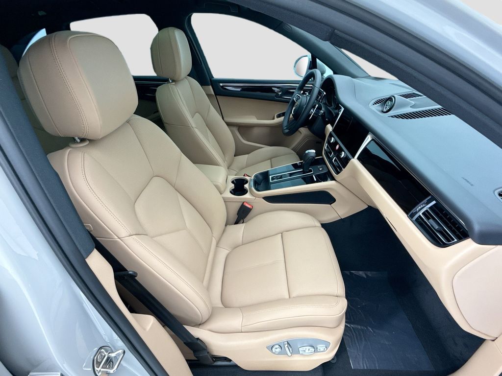 Thumbnail: 2026 Porsche Macan - 21