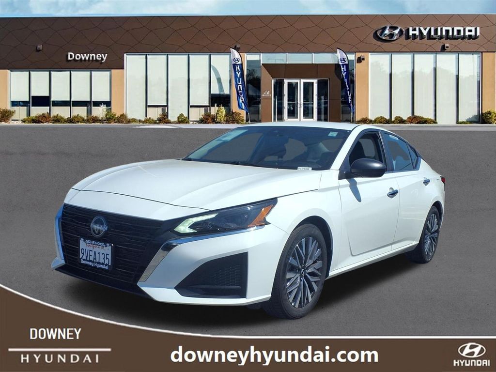 Glacier White 2025 Nissan Altima Sedan Front-Wheel Drive Continuously Variable Transmission