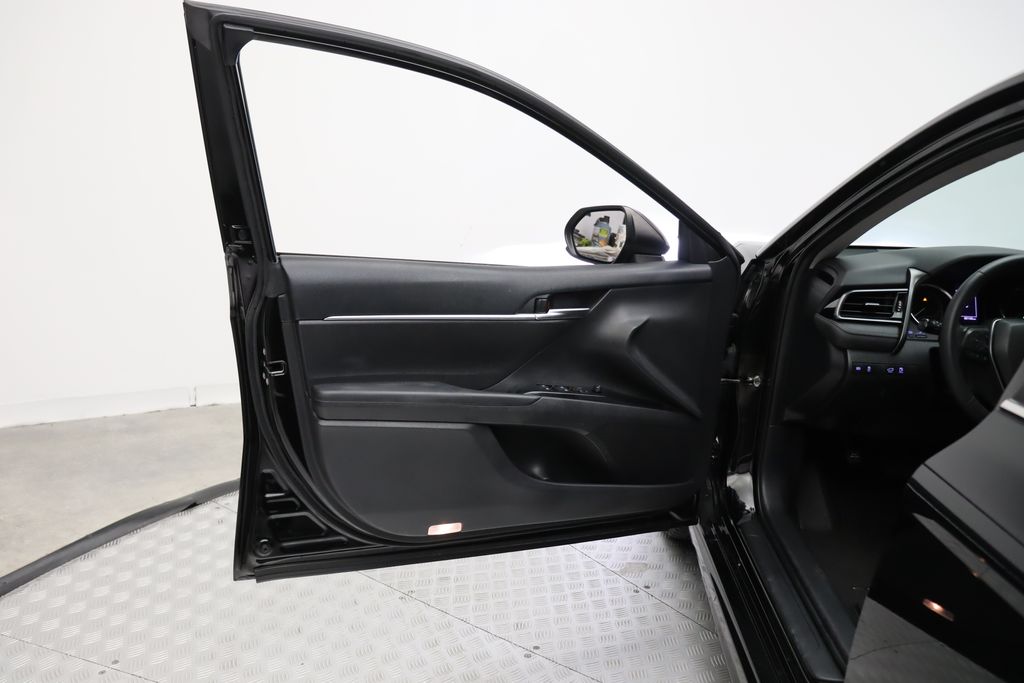 2019 Toyota Camry SE 16