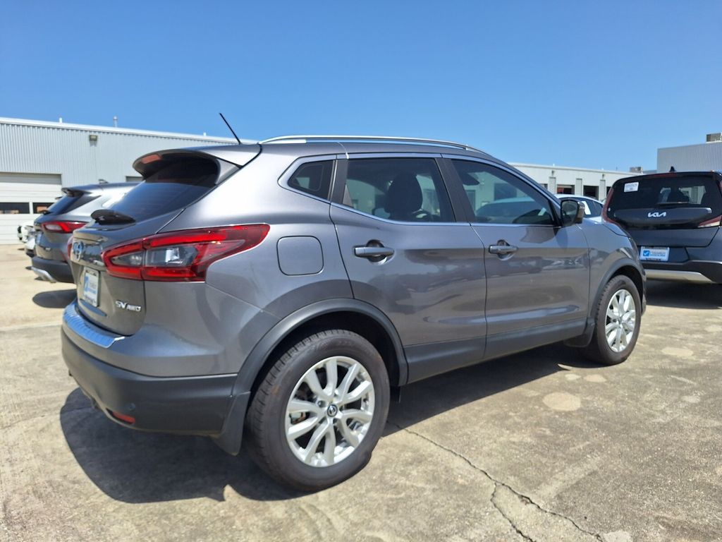 Used 2022 Gray Nissan SV image 4