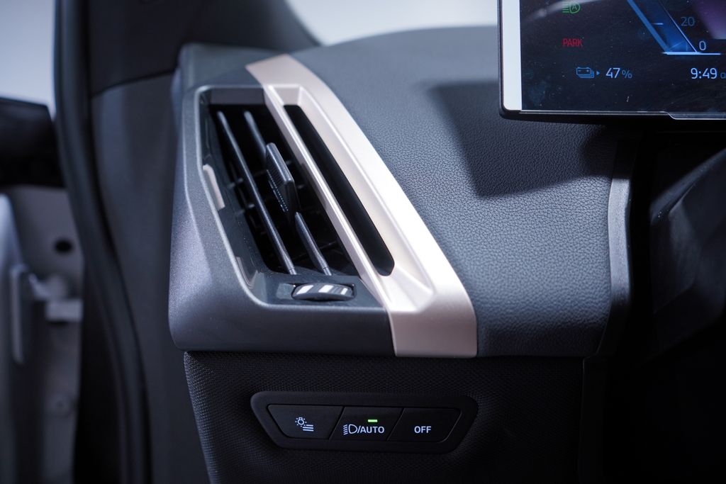 Thumbnail: 2026 BMW iX - 17