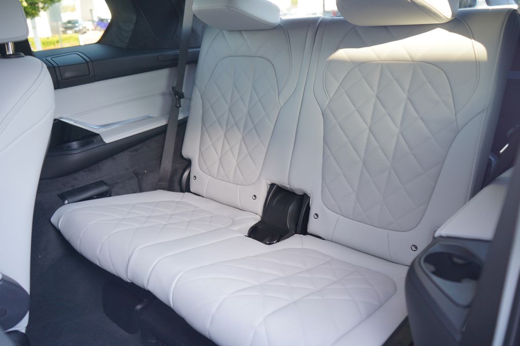 Thumbnail: 2026 BMW X7 - 13