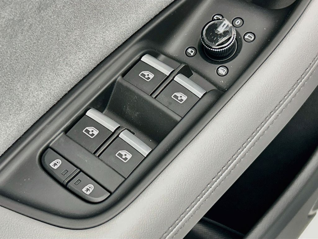 Thumbnail: 2026 Audi SQ8 - 22