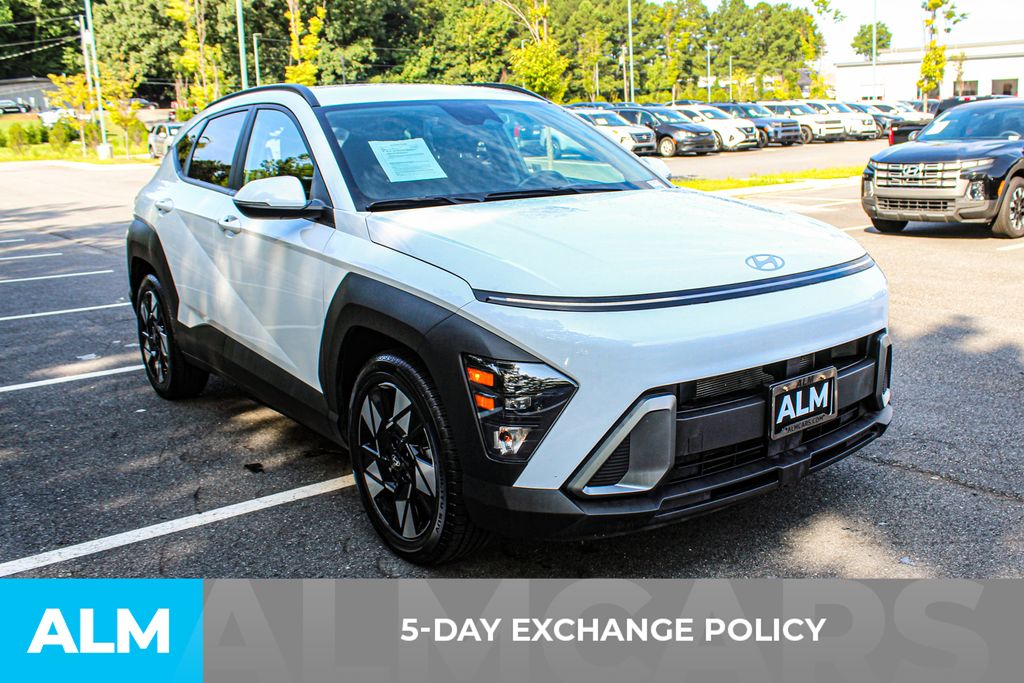 Used 2025 White Hyundai SEL image 3