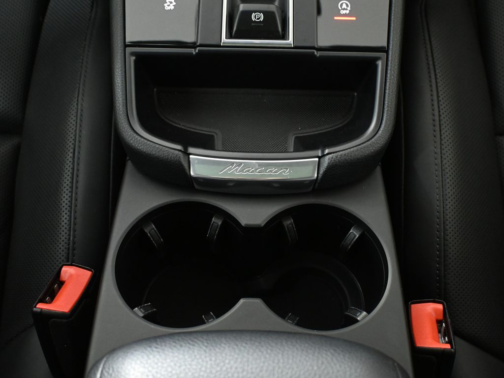 Thumbnail: 2024 Porsche Macan - 25