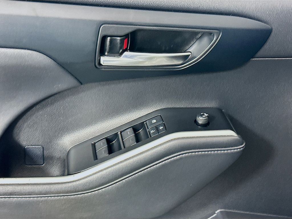 Thumbnail: 2022 Toyota Highlander - 17