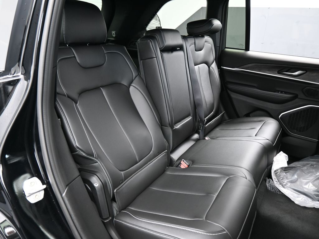 New 2026 Diamond Black Crystal Pearlcoat Jeep Limited image 38