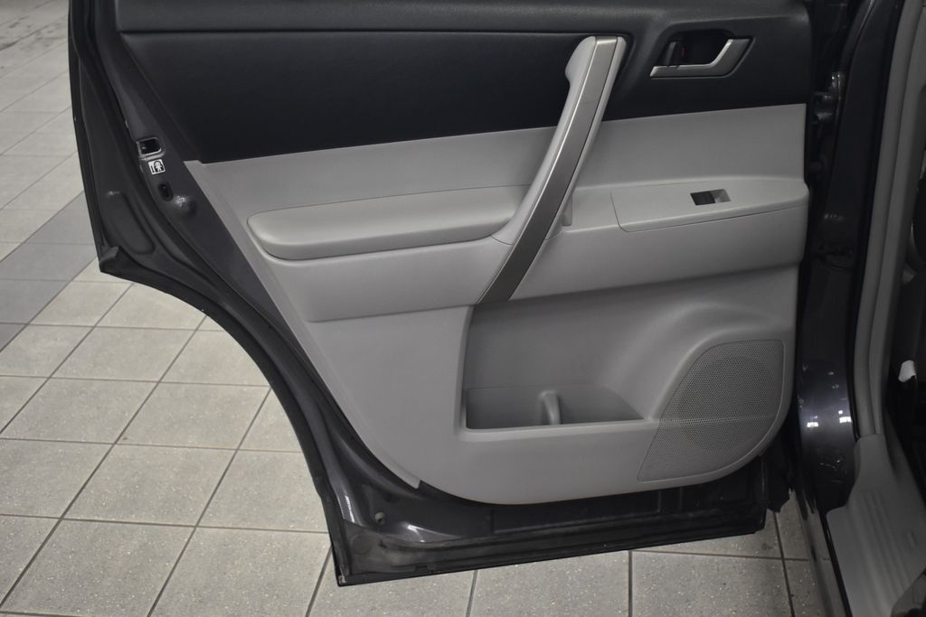 2013 Toyota Highlander Plus 26