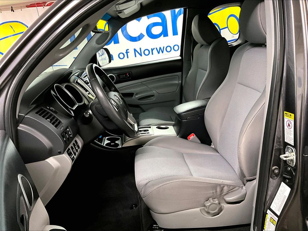 2013 Toyota Tacoma — photo 10