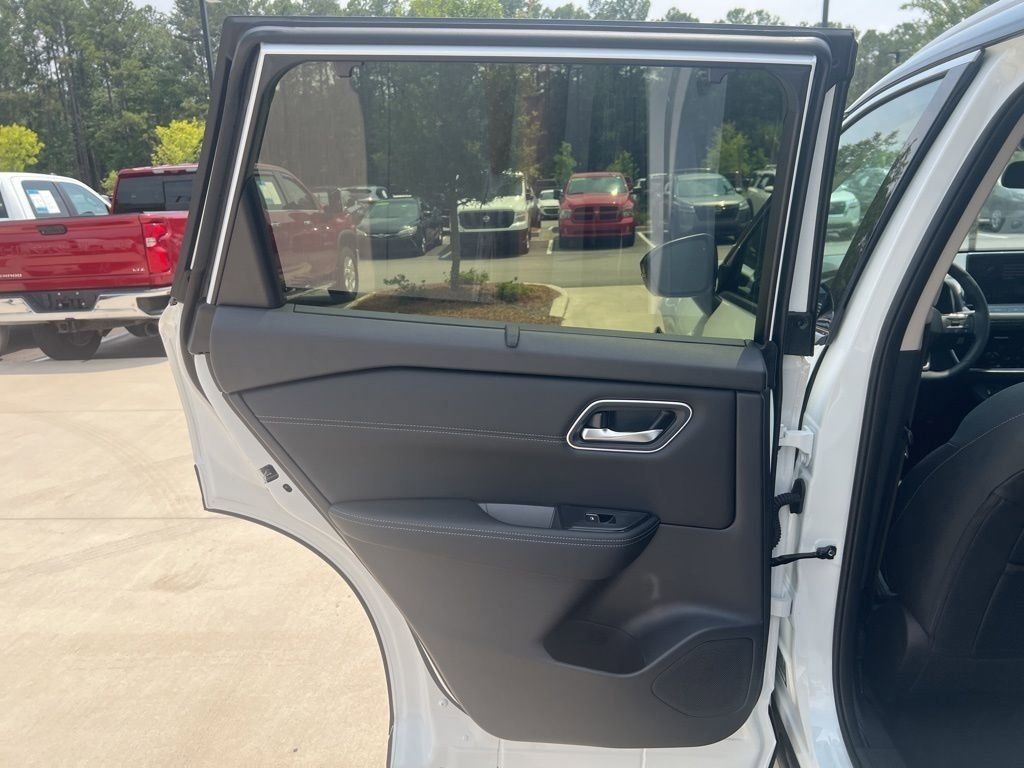 2025 Everest White Pearl/Super Black Nissan Rogue Platinum FWD SUV