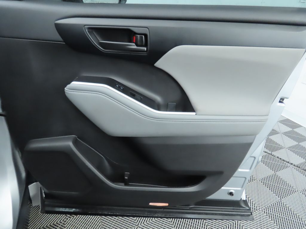 2023 Toyota Highlander LE 26