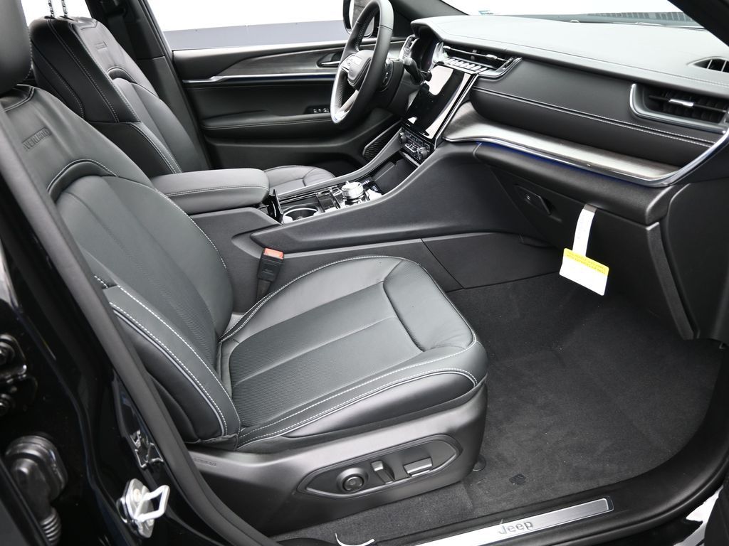 New 2025 Diamond Black Crystal Pearlcoat Jeep Overland image 16