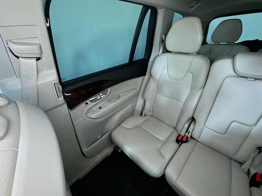 Used 2019 Blue Volvo T6 Momentum image 12